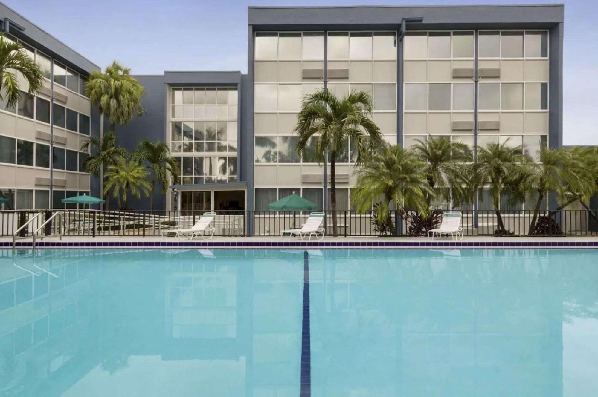 Envision Hotel Miami International Airport Экстерьер фото
